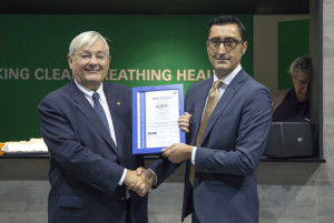 Giancarlo Losma riceve la certificazione ISO 14001 da Stefano Bolletta di TÜV Italia