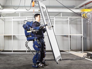 hyundai-robot-exoskeleton-designboom-02-818x616