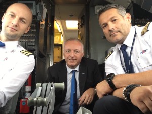 Riccardo Borghi, Division Manager Gripping Systems di SCHUNK Intec srl con i piloti dell’aeromobile in occasione del viaggio SCHUNK alla EMO del 2017