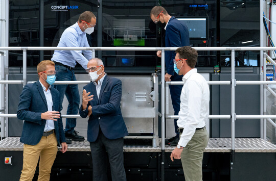 Andrea Scanavini, General Manager BEAMIT (al centro) visita lo stabilimento di GE Additive di Lichtenfels con Dario Mantegazza (a destra) e Dario Mula (a sinistra) – Settembre 2021. Image credit: Wilm Visuals for GE Additive